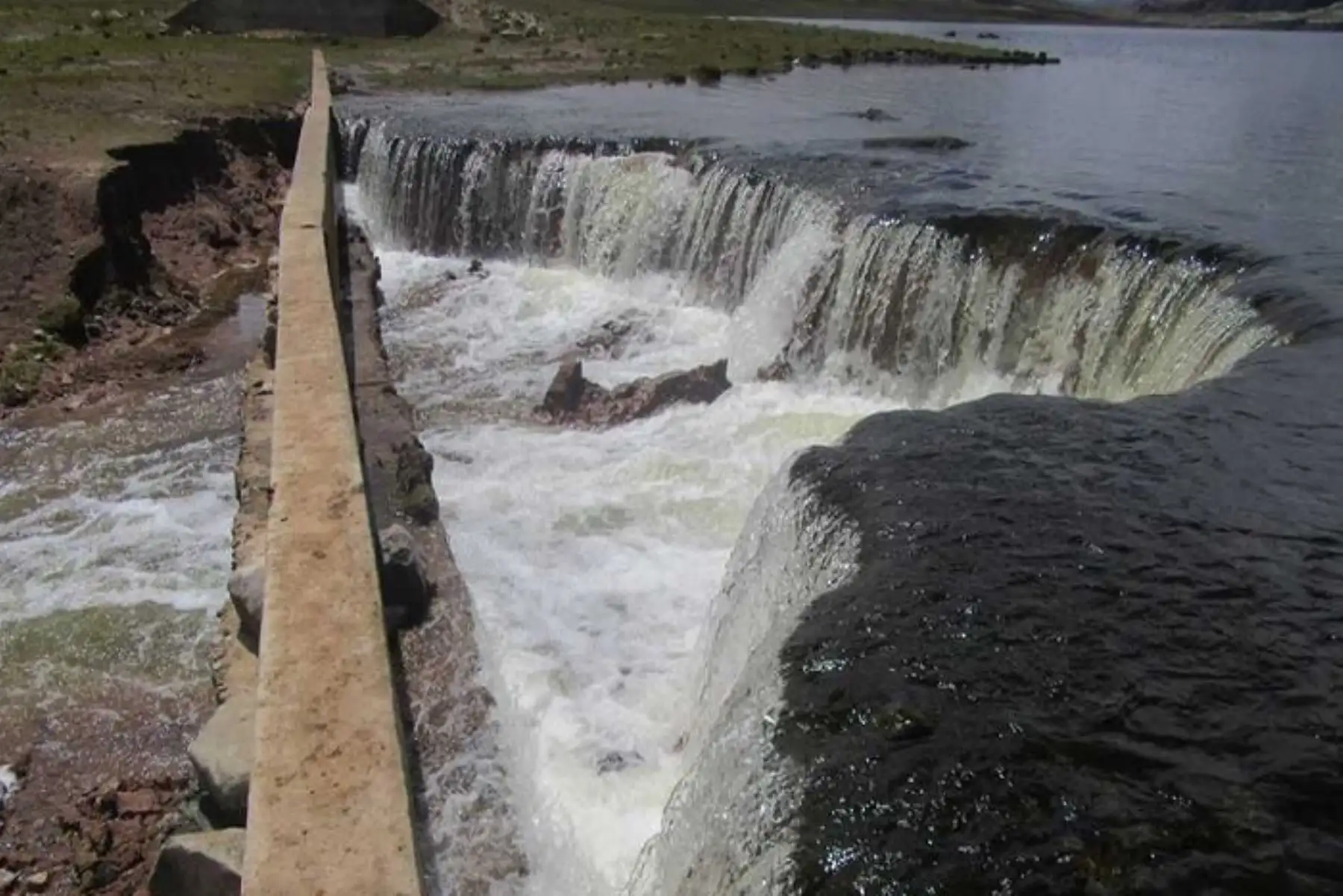 En los últimos días, el volumen de agua de la laguna Chichicocha ubicada en la parte alta de la provincia de Chupaca, en la región Junín, se incrementó en forma desmesurada, provocando temor entre la población que vive en la parte baja de la cuenca del Cunas.