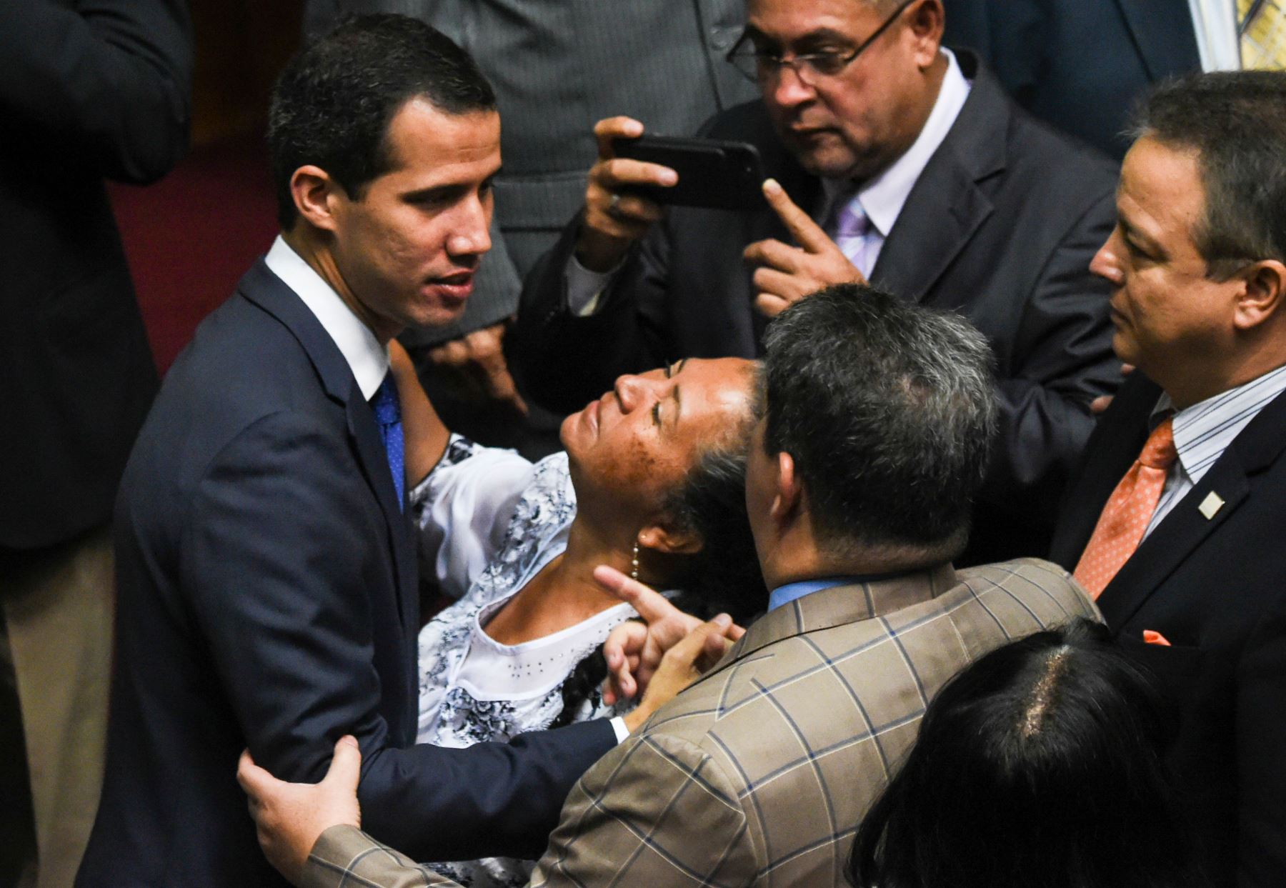 El autoproclamado presidente interino de Venezuela, Juan Guaido, es recibido por los diputados para asistir a una sesión de la Asamblea Nacional, en Caracas. Foto: AFP.