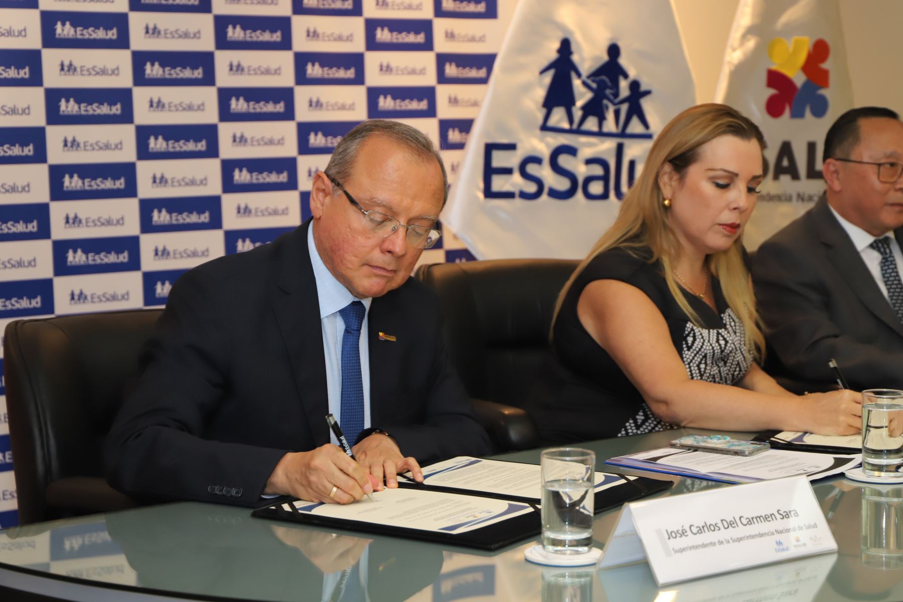 Firman convenio para velar porque médicos del seguro social respeten jornadas de trabajo. Foto: Andina/Difusión