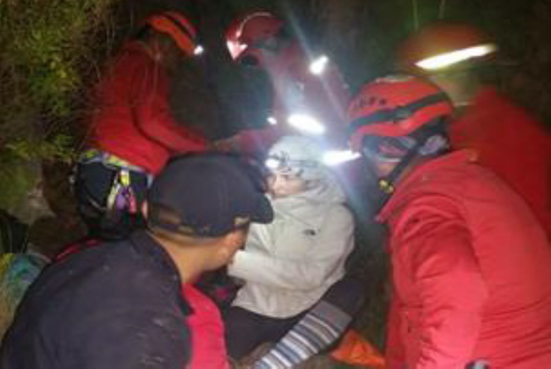 Efectivos de la Unidad de Salvamento de Alta Montaña rescataron a dos turistas extranjeros que sufrieron accidente en Písac,