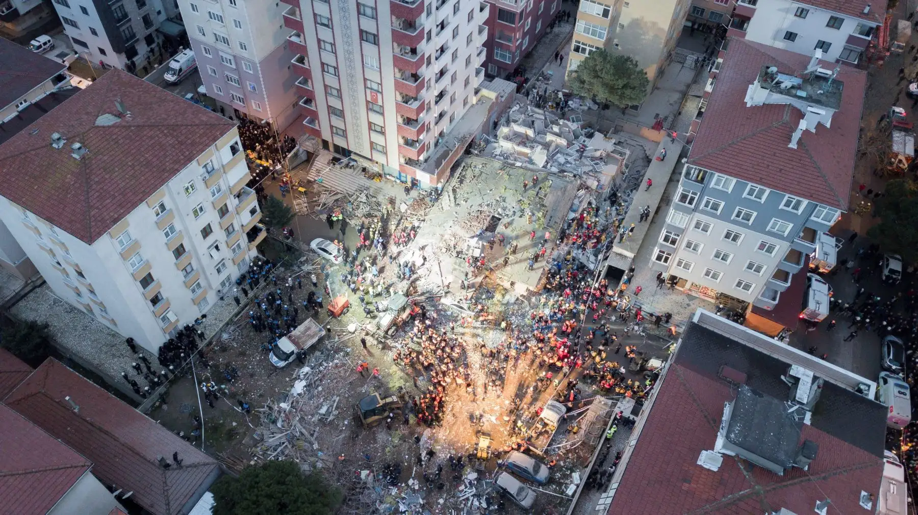 Varios efectivos de los equipos de rescate trabajan entre los escombros de un edificio derrumbado, en Estambul (Turquía). Un edificio habitado de ocho pisos se derrumbó en el barrio de Kartal, causando la muerte de al menos una persona y sepultando bajo los escombros al menos a otras cuatro. Foto: EFE
