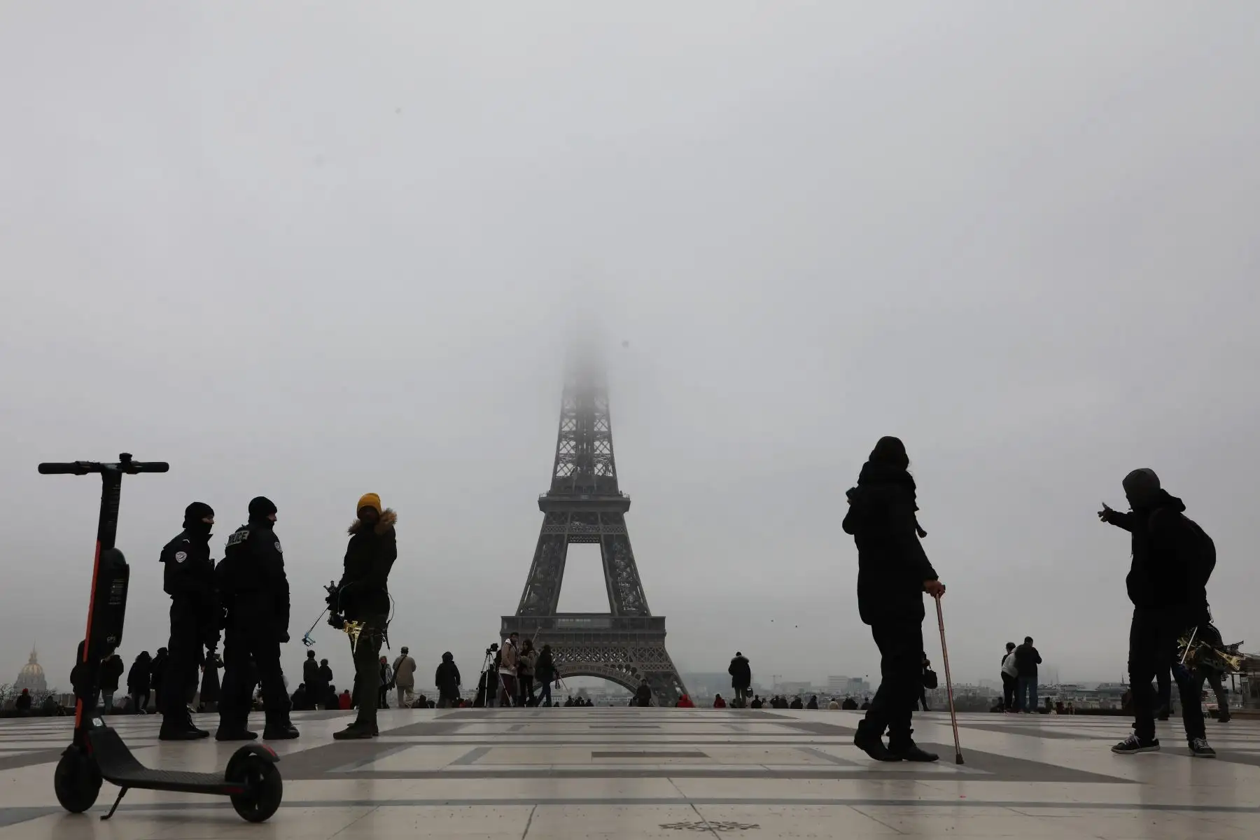 La gente visita la Plaza Trocadero para ver la Torre Eiffel en un día nublado en París. Foto: AFP