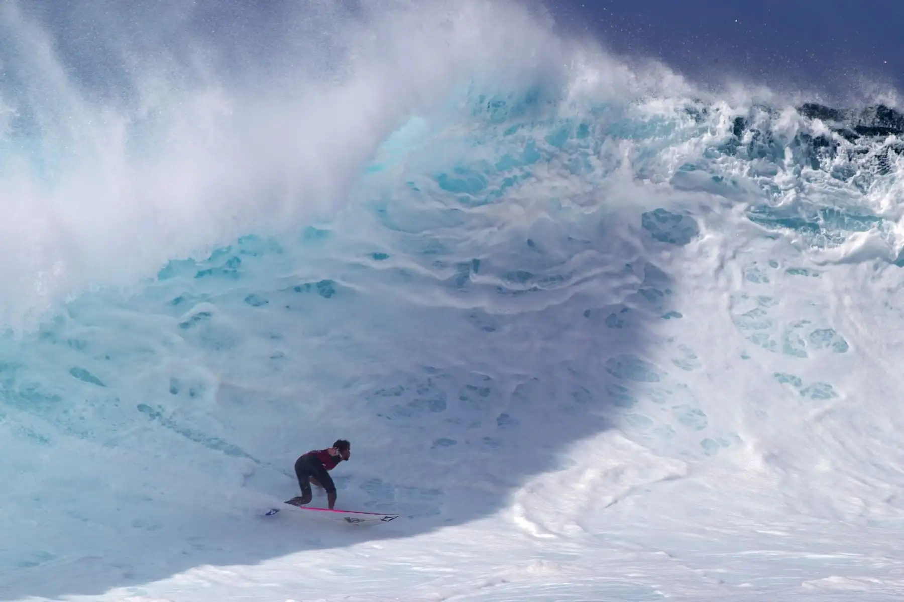 Miguel Tudela de Perú navega por el oleoducto durante el Volcom Pipe pro 2019 en la costa norte de Oahu. AFP