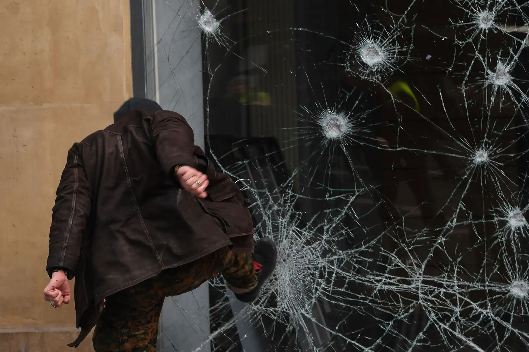 Una persona rompe la ventana de un banco durante un "Día de huelgas" convocada por el Sindicato de trabajadores franceses de la Confederación General del Trabajo de Francia (CGT) en la capital francesa, París. AFP