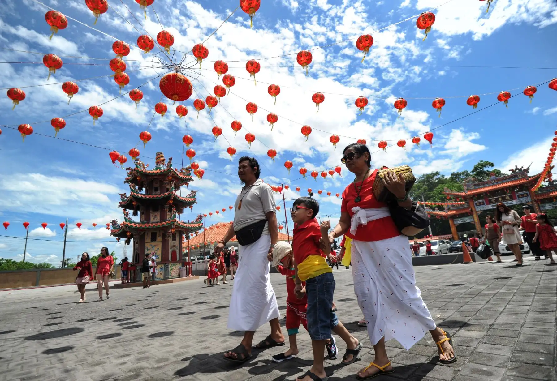 Los balineses que visten atuendos tradicionales llegan a un templo chino para orar en el primer día del Año Nuevo Lunar en Denpasar, en la isla turística de la isla de Indonesia. AFP