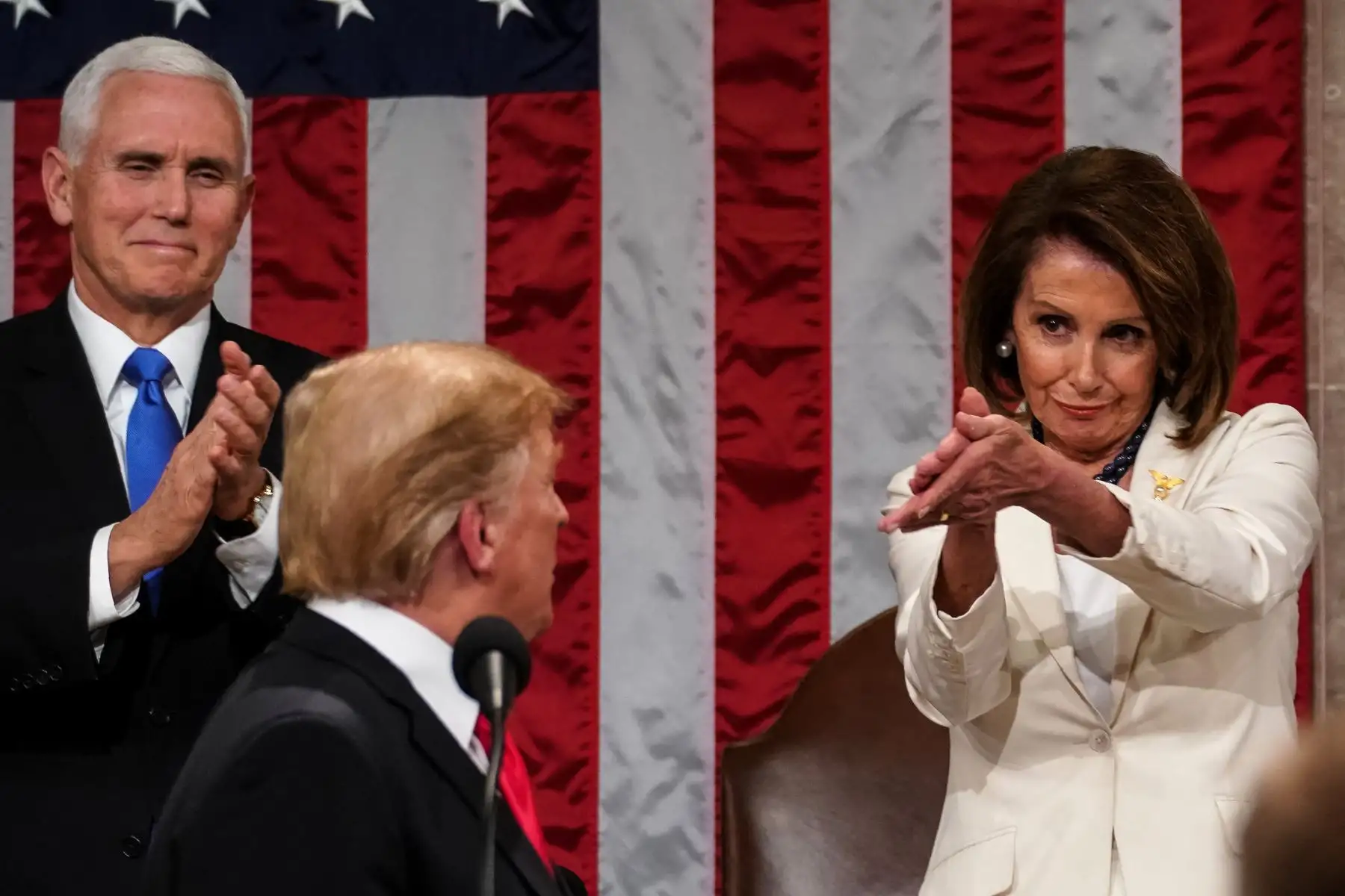 El presidente de los Estados Unidos, Donald Trump, llega para pronunciar el discurso del Estado de la Unión, junto con la presidenta de la Cámara de Representantes, Nancy Pelosi y el vicepresidente Mike Pence, en el Capitolio de los Estados Unidos en Washington, DC. AFP