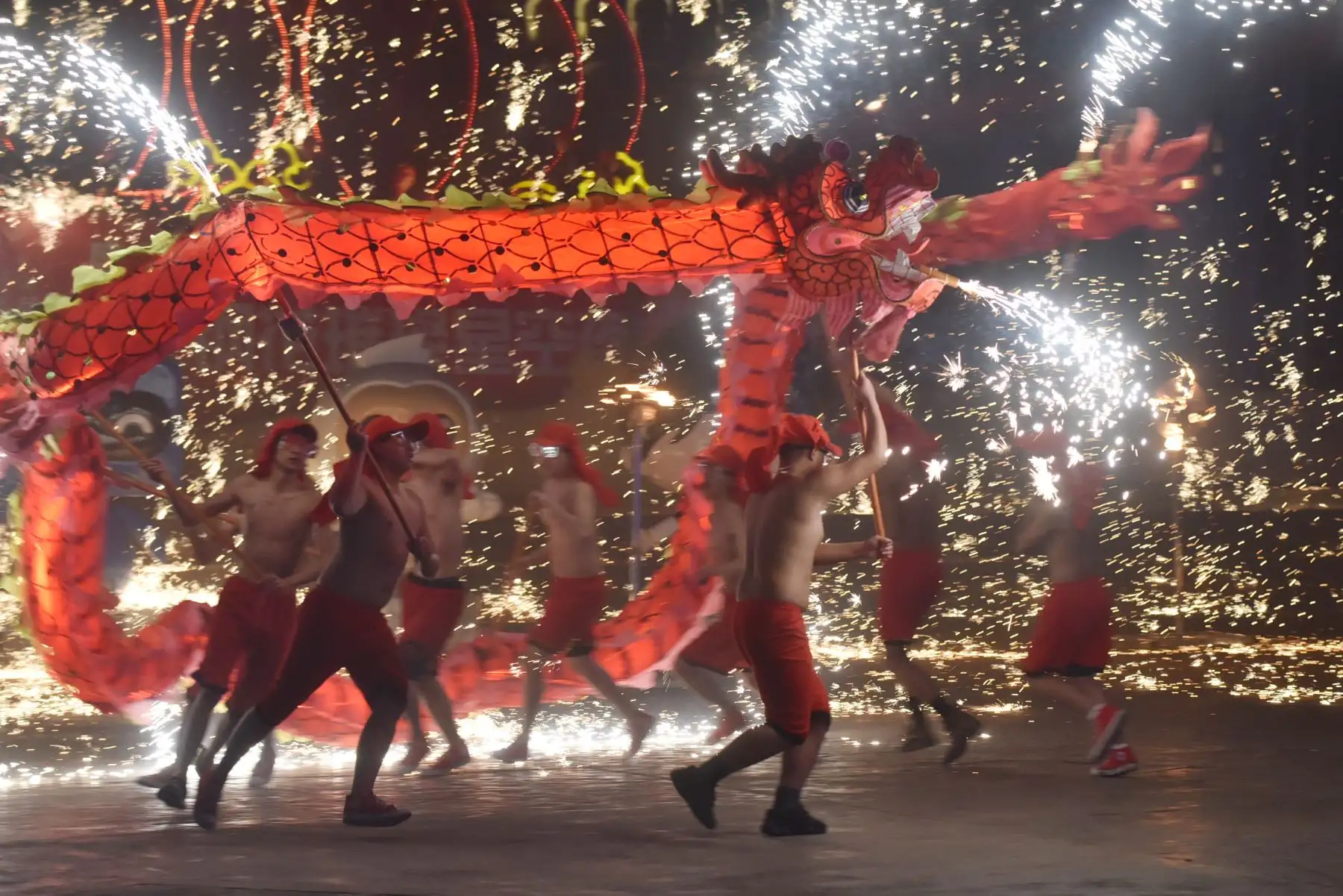 Los bailarines de dragones se presentan en un parque en Beijing el segundo día del Año Nuevo Lunar. AFP