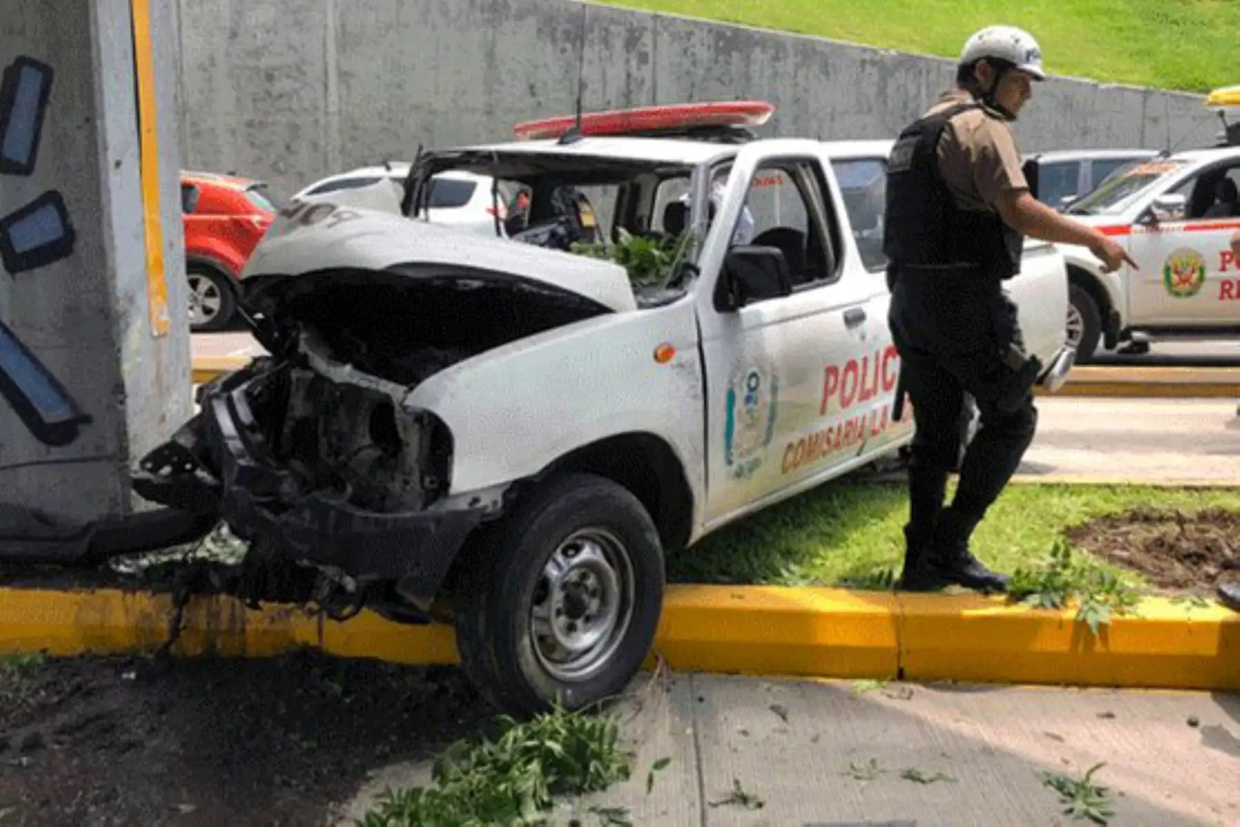 accidente en la vía expresa, patrullero choca contra el columna del puente. Foto: INTERNET/Medios