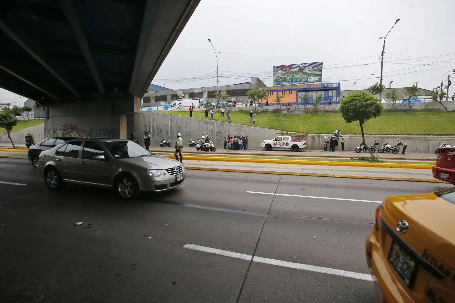Accidente en vía expresa deja dos oficiales de la Policía Nacional del Perú heridos. Foto: ANDINA/Nathalie Sayago