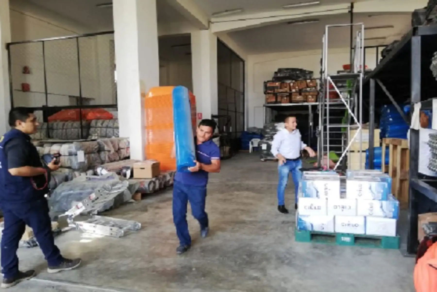 El gobernador regional de Lima, Ricardo Chavarría, entregó más de 10 mil metros de bobinas de plástico y cajas de 20 litros de agua mineral al alcalde provincial de Barranca, Ricardo Zender, a fin de articular esfuerzos para responder con ayuda necesaria a favor de las familias afectadas por la torrencial lluvia que se registró esta madrugada, acompañada de truenos y relámpagos.