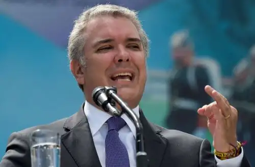 El presidente colombiano Iván Duque habla durante una ceremonia para el reconocimiento del mando de las Fuerzas Militares en la Escuela Militar José María Córdova en Bogotá. Foto: EFE