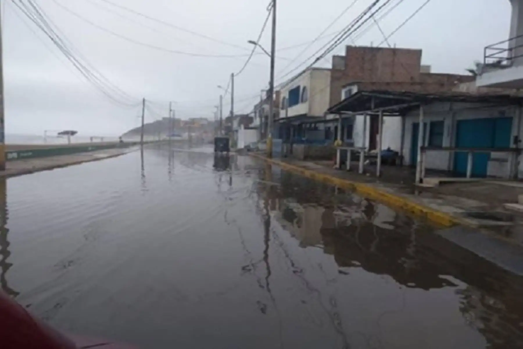 La lluvia torrencial que soportó esta madrugada la provincia de Barranca, en la región Lima provincias, podría volverse a repetir en esta jurisdicción o en otras zonas de la Costa, incluso en Lima, por la alta disponibilidad de humedad que se presenta, advirtió la especialista del Servicio Nacional de Meteorología e Hidrología (Senamhi), Vania Aliaga.