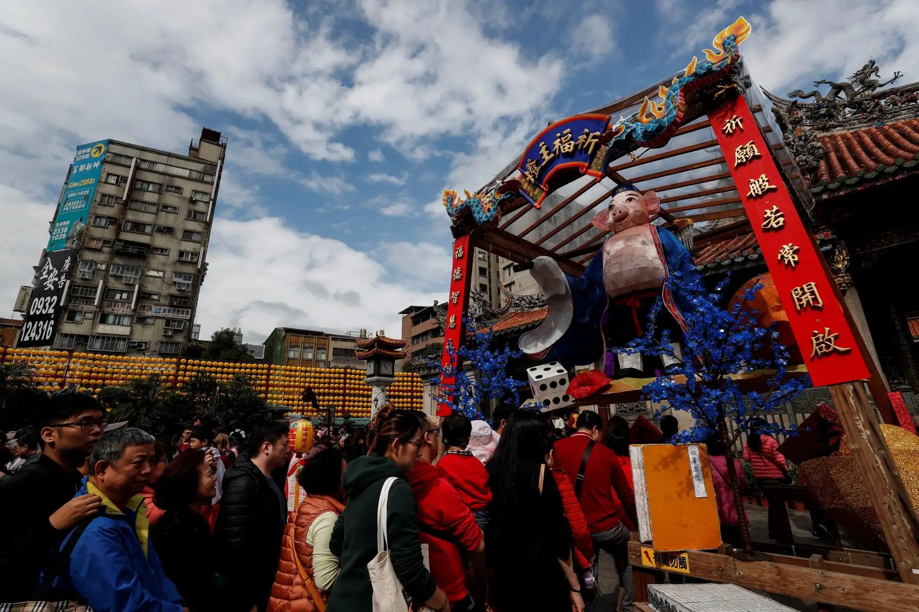 Fieles asisten para orar en el Templo de Lungshan durante las celebraciones del Año Nuevo Chino en Taipei, Taiwan. EFE