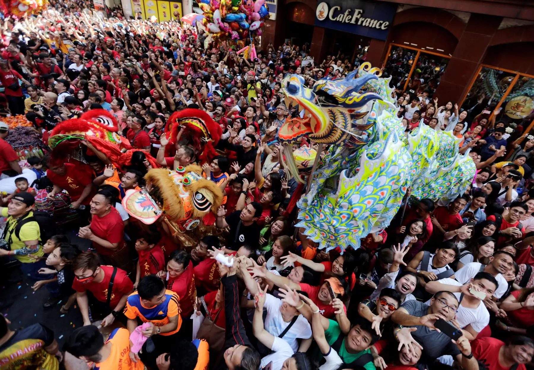 Una multitud celebra este martes el Año Nuevo Lunar en Chinatown en Manila (Filipinas). EFE