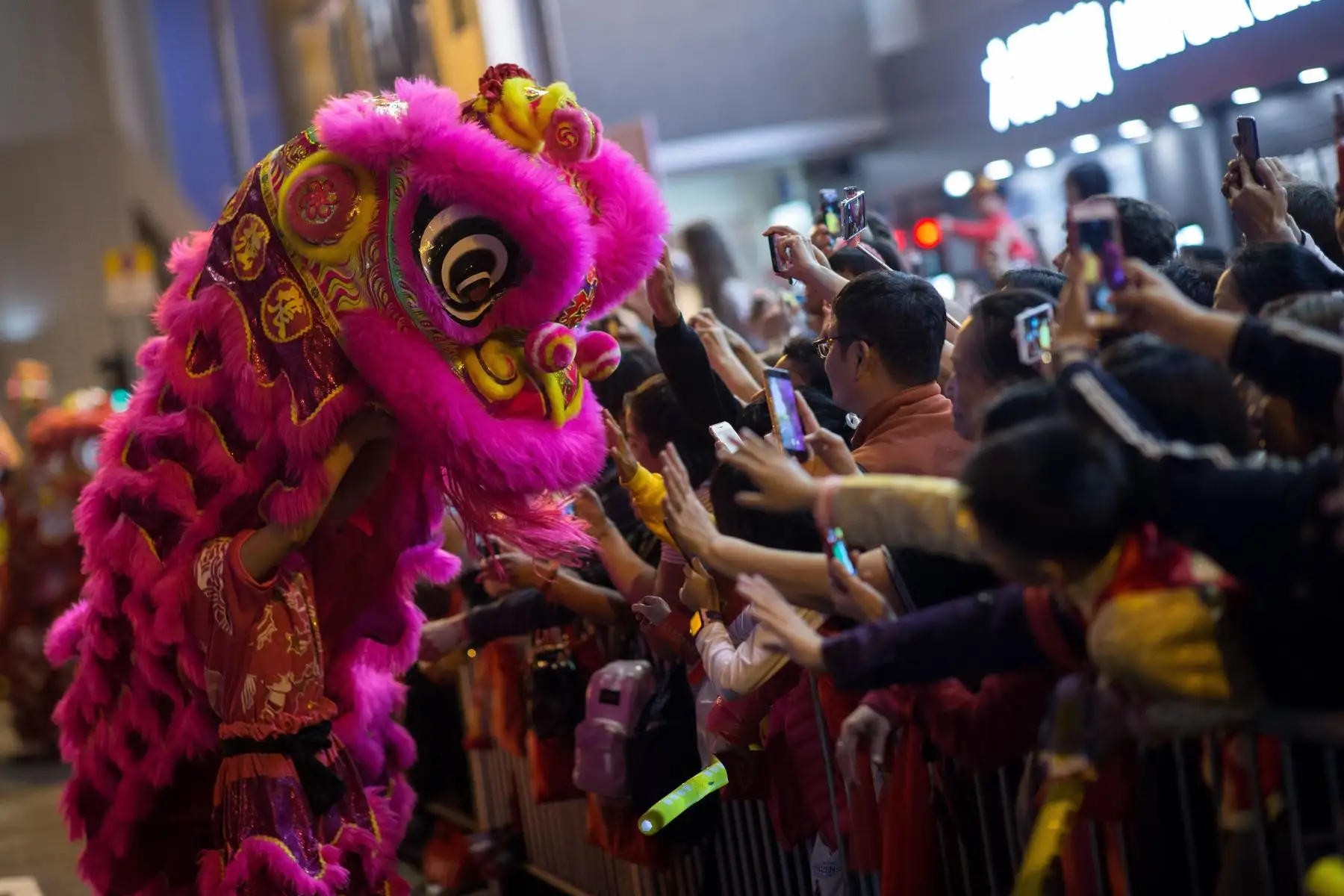 Varias personas participan en un desfile con motivo de los festejos del Año Nuevo chino en Hong Kong (China). EFE