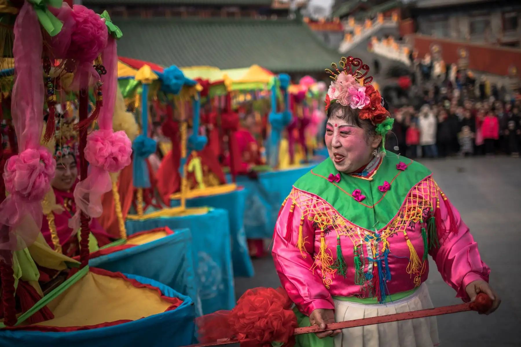 Artistas chinas actúan este miércoles durante las celebraciones por el Año Nuevo lunar en el parque Badachu de PekÌn (China). EFE