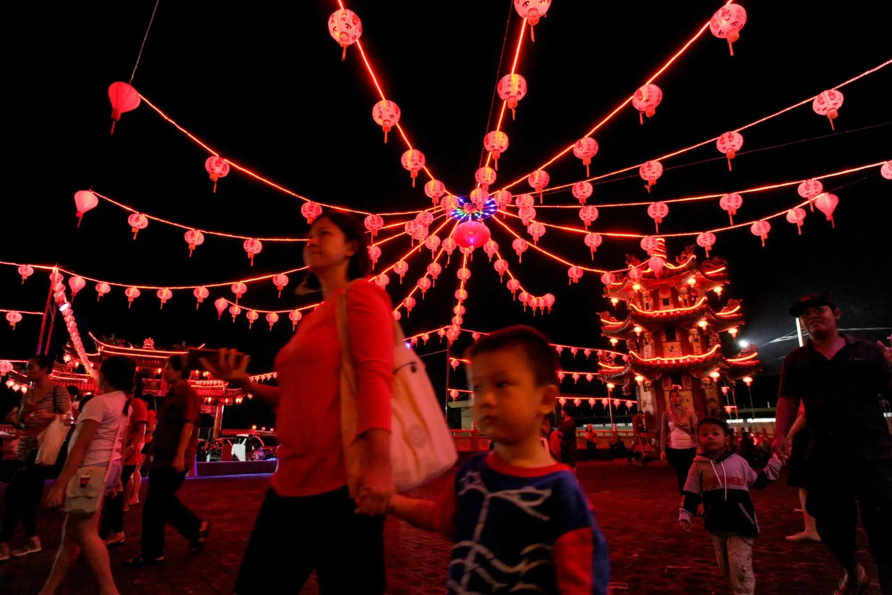 La gente visita un templo chino para marcar el inicio del Año Nuevo Lunar en Denpasar en la isla de Bali en Indonesia. Foto: AFP