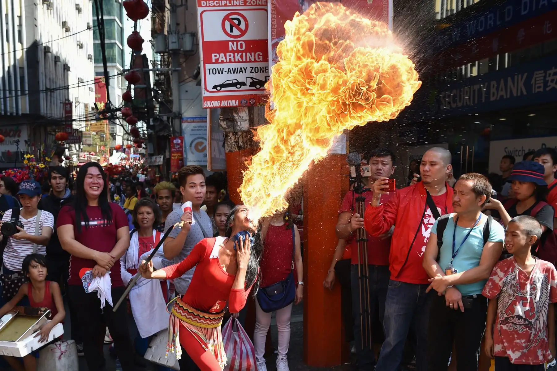 Un hombre lanza  fuego se presenta durante las celebraciones del Año Nuevo Lunar del Cerdo en el distrito de Chinatown de Manila. AFP