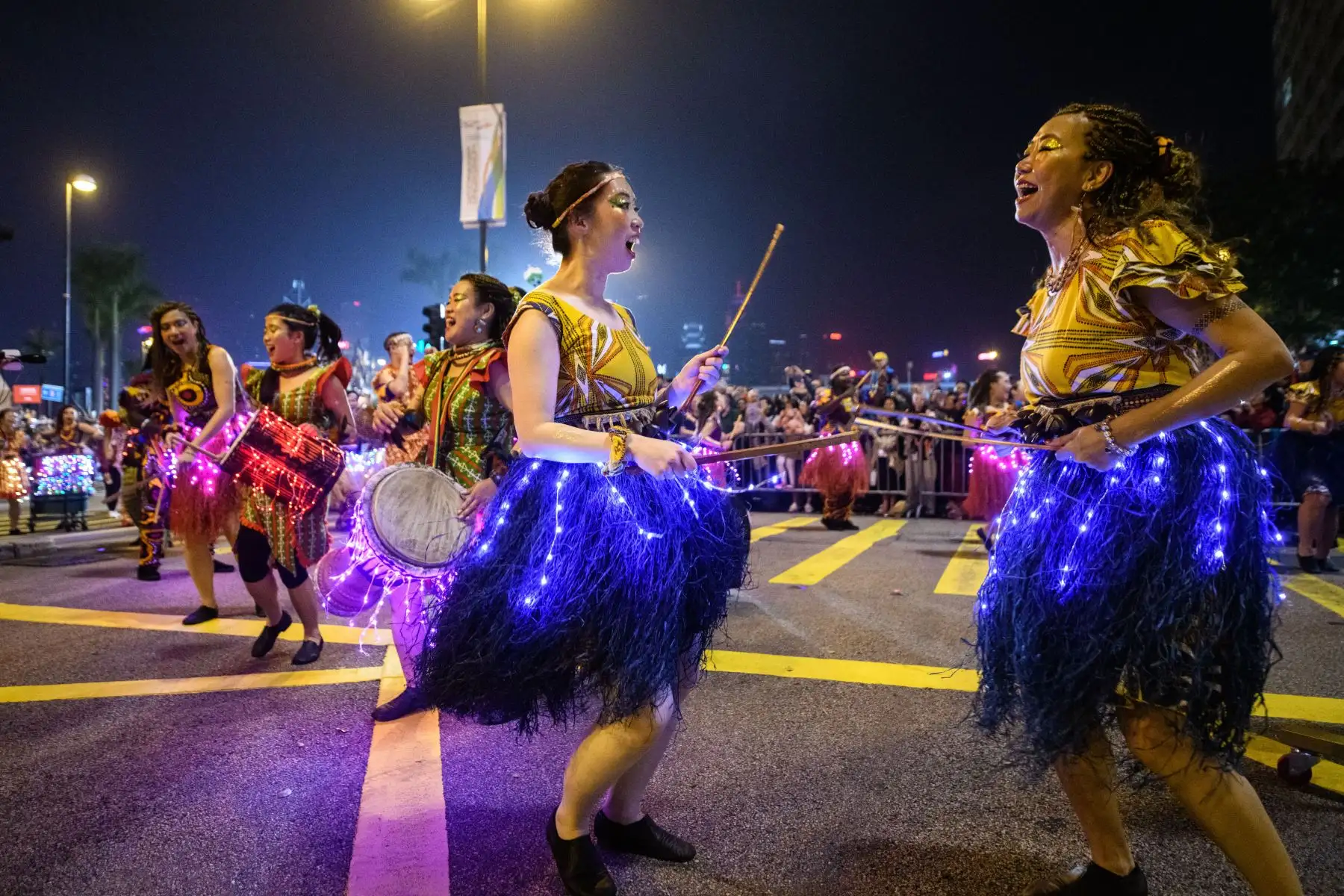 Los artistas participan en el desfile anual del Año Nuevo Lunar en el distrito Kowloon de Hong Kong. AFP