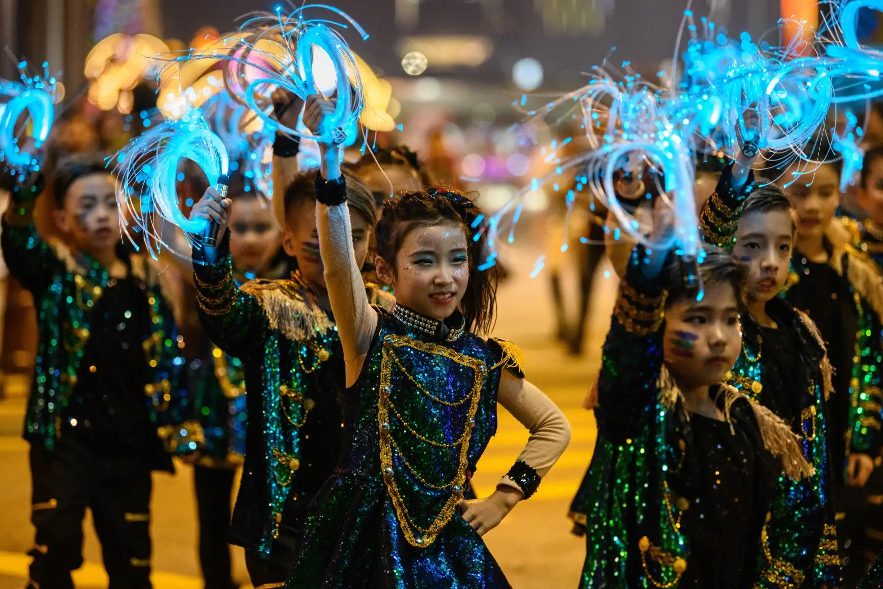 Los artistas participan en el desfile anual del Año Nuevo Lunar en el distrito Kowloon de Hong Kong. AFP