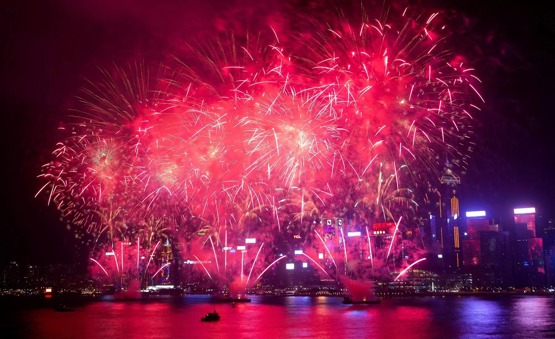 La ciudad de Hong Kong celebra el Año Nuevo Lunar con un espectáculo de fuegos artificiales en el Puerto de Victoria en Hong Hong, China.Foto: EFE
