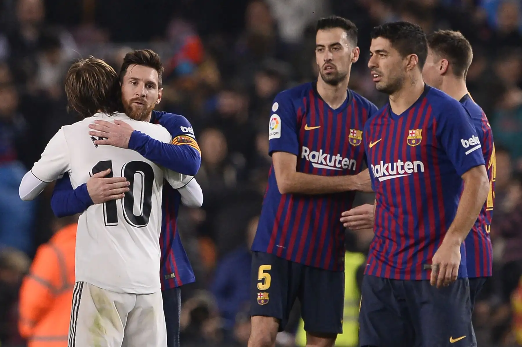 El delantero argentino del barcelonista Lionel Messi  abraza al croata  Luka Modric, al final de la semifinal de la Copa del Rey;  partido de fútbol de ida entre el FC Barcelona y el Real Madrid CF en el estadio Camp Nou de Barcelona.Foto: AFP