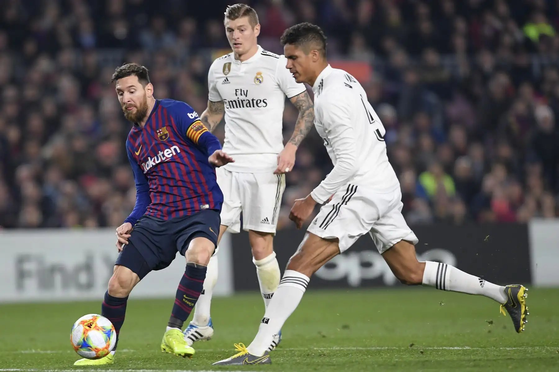 El delantero argentino del Barcelona Lionel Messi compite por el balón con el alemán del Real Madrid Toni Kroos y el defensa del Real Madrid francés Raphael Varane durante la semifinal de la Copa del Rey , partido de fútbol de ida entre el FC Barcelona y el Real Madrid CF en el estadio Camp Nou de Barcelona .Foto:AFP