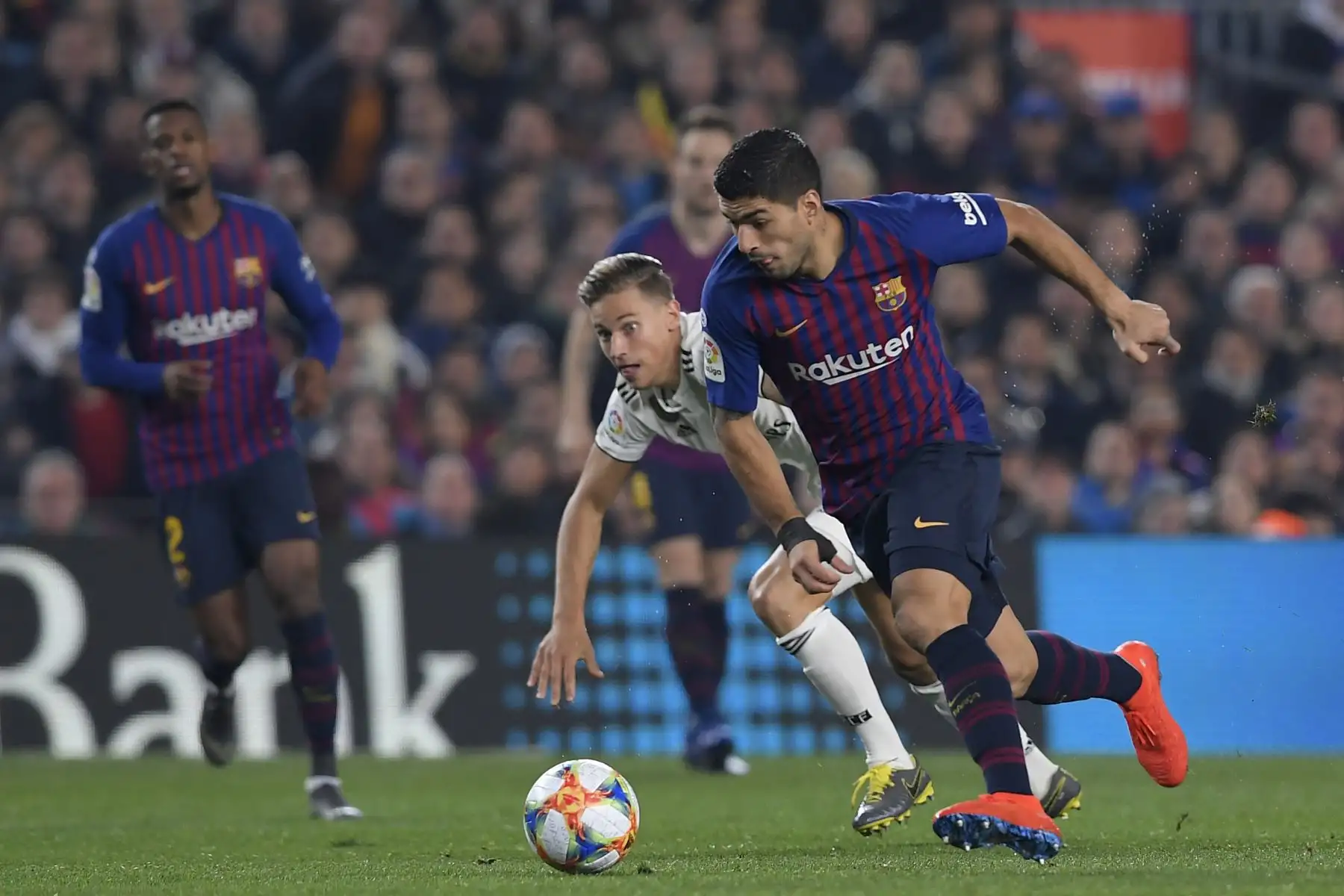 El uruguayo Luis Suárez compite el balón con el miedfieder español del Real Madrid Marcos Llorente durante la semifinal de la Copa del Rey, partido de fútbol de ida entre el FC Barcelona y el Real Madrid CF en el estadio Camp Nou de Barcelona.Foto:AFP
