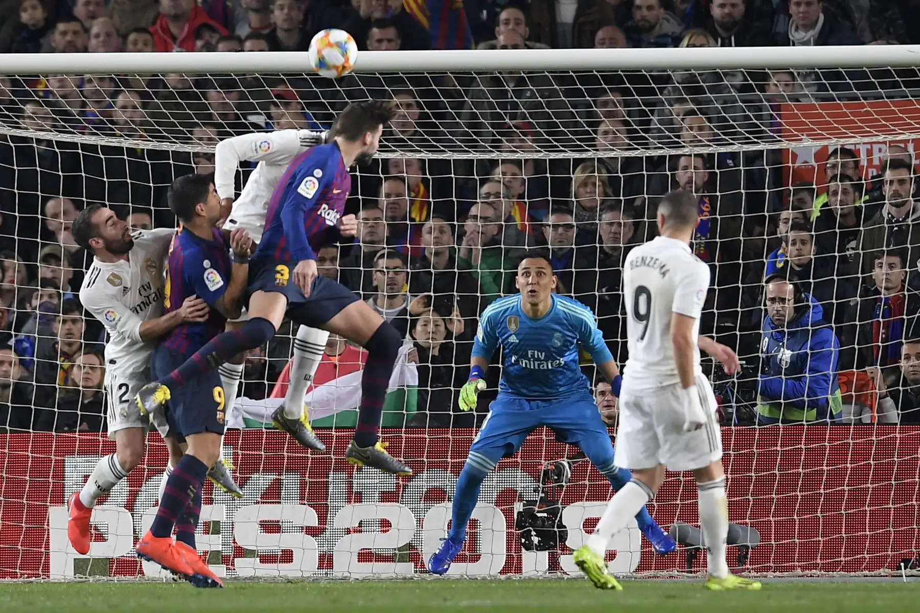 El español del Barcelona, Gerard Piqué , salta por el balón frente al portero costarricense del Real Madrid, Keylor Navas, durante la semifinal de la Copa del Rey, partido de fútbol de ida entre el FC Barcelona y el Real Madrid CF en el Camp Nou. Estadio en barcelona.Foto:AFP