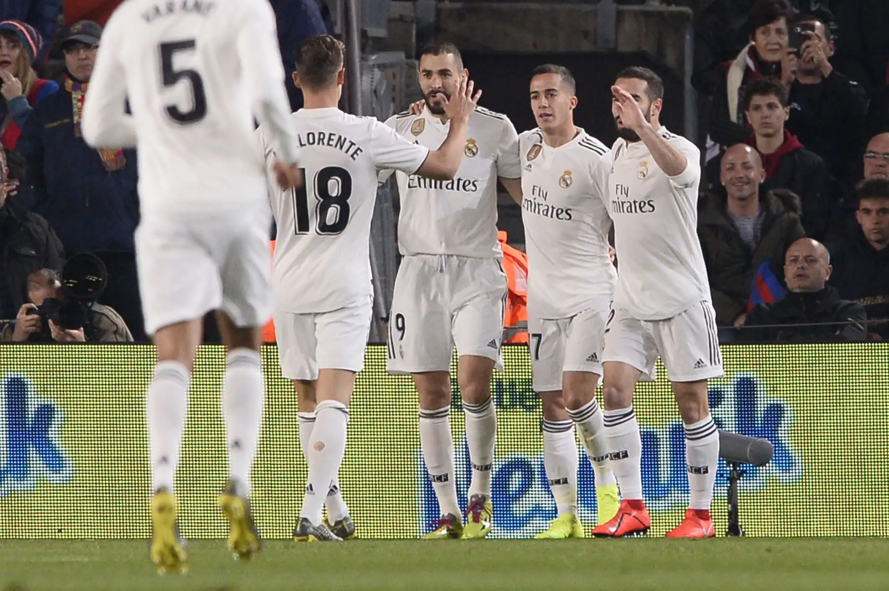 El centrocampista español del Real Madrid, Lucas Vázquez, celebra el gol de apertura con sus compañeros durante la semifinal de fútbol de la primera etapa de la Copa del Rey de España entre el FC Barcelona y el Real Madrid CF en el estadio Camp Nou de Barcelona.Foto:AFP