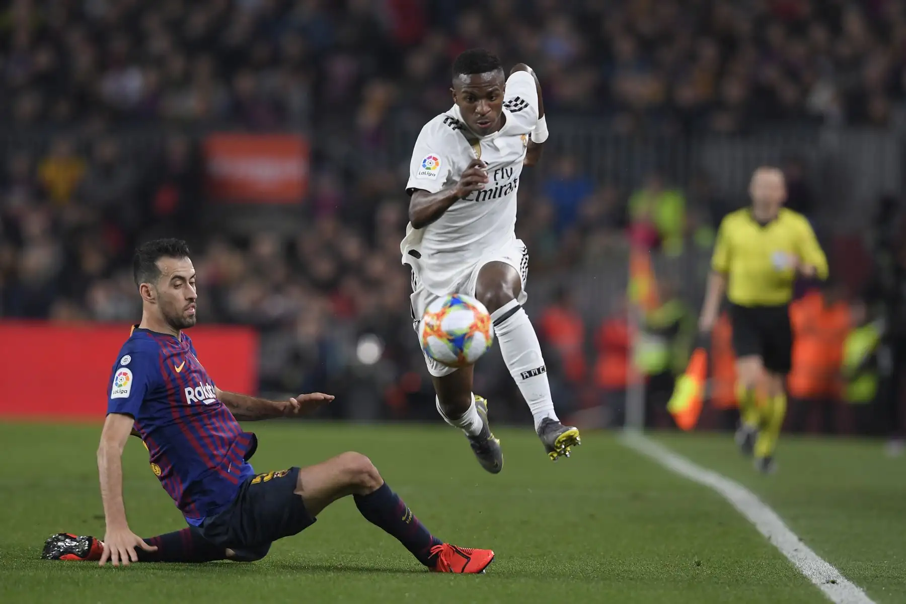 El delantero brasileño del Real Madrid, Vinicius Junior compite por el balón con el español de Barcelona, Sergio Busquets, durante la semifinal de la Copa del Rey, partido de fútbol de ida entre el FC Barcelona y el Real Madrid CF en el estadio Camp Nou de Barcelona.Foto.AFP