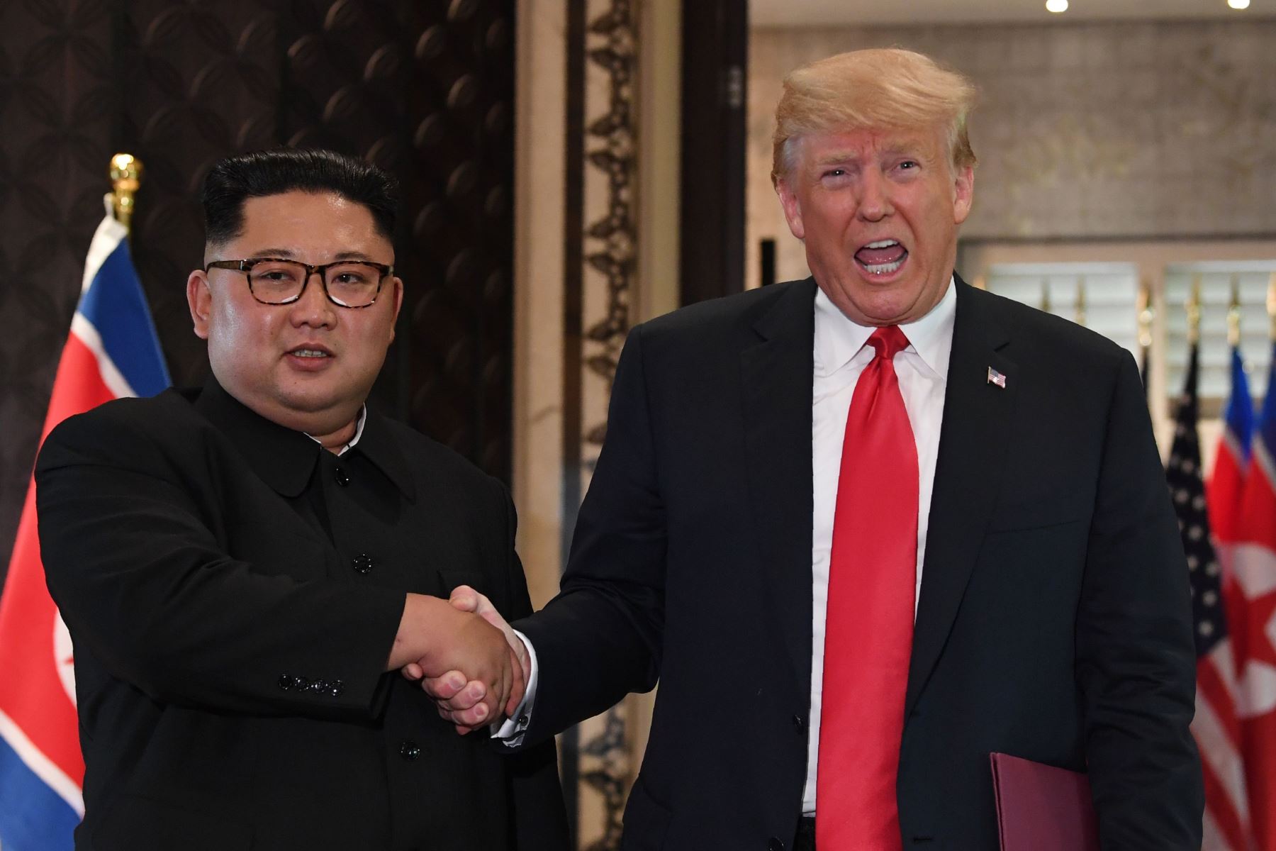 Foto de archivo del 12 de junio de 2018 muestra al presidente de los EE. UU. Donald Trump y al líder de Corea del Norte, Kim Jong Un,  después de su histórica cumbre entre Estados Unidos y Corea del Norte, en Singapur. Foto: AFP