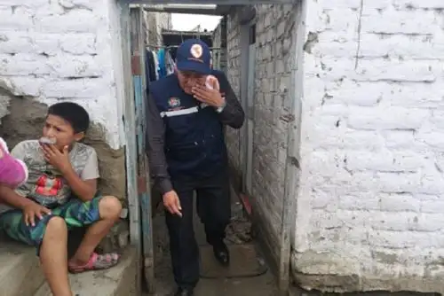El alcalde provincial de Barranca, Ricardo Zender, supervisó el estado de las viviendas tras la torrencial lluvia con truenos que soportó esta madrugada dicha jurisdicción.