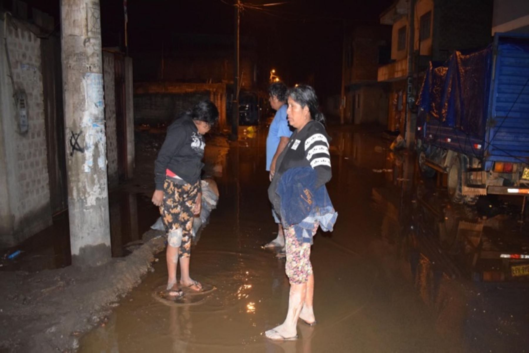 La torrencial lluvia ha dejado 12 viviendas e igual número de familias afectadas en Barranca, región Lima, así como 2 instituciones educativas y un centro de salud. También 24 locales públicos presentan daños en las provincias de Barranca (13) y Huaura (11).