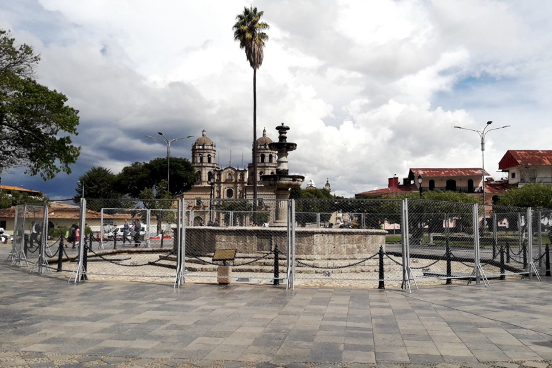 Cercan con malla metálica la pileta de la plaza Mayor de Cajamarca para protegerla durante carnavales.