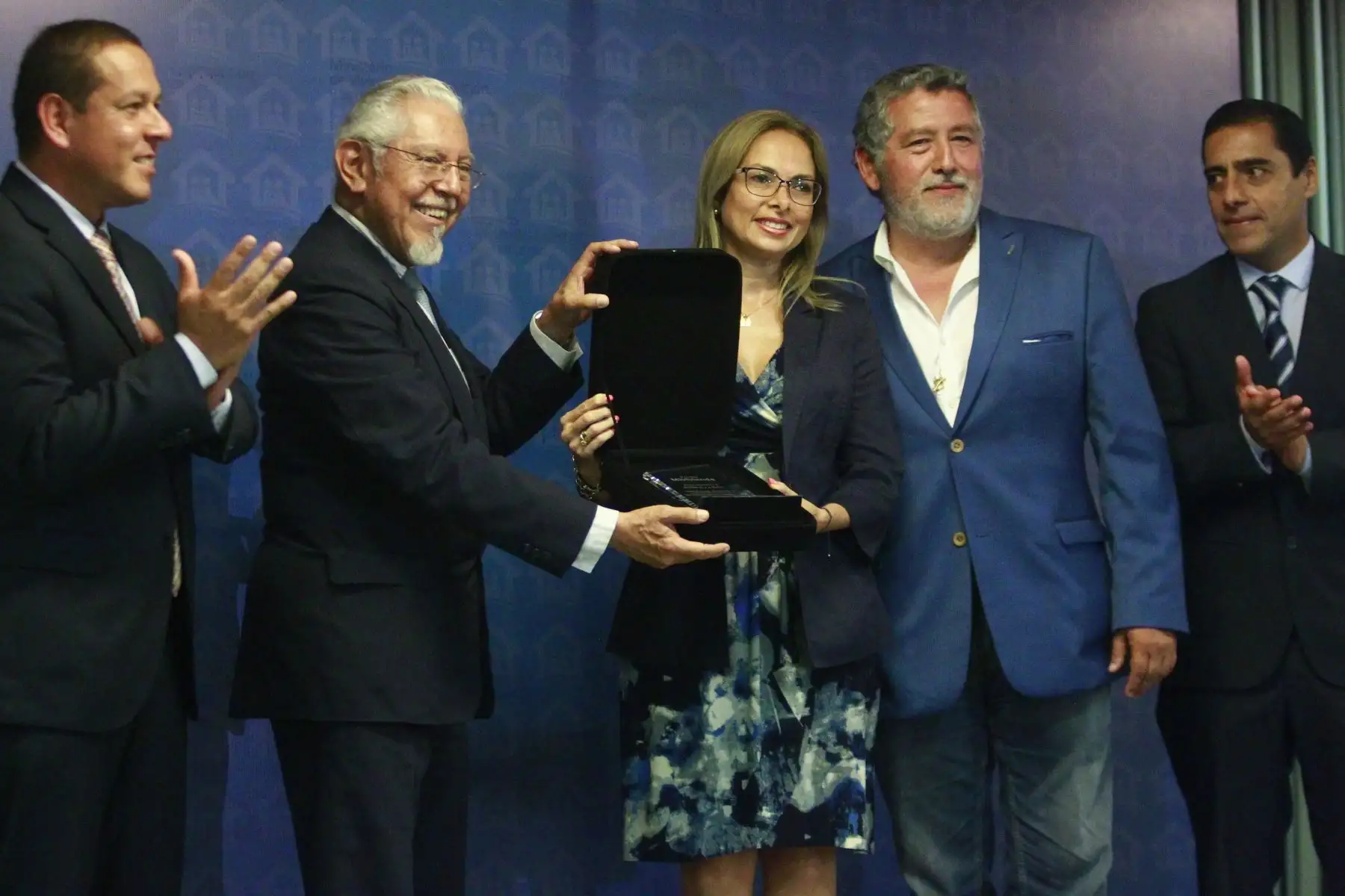 Ministro de Vivienda, Construcción y Saneamiento, Javier Piqué del Pozo entrega premio Mi Vivienda a empresas del sector con mejor desempeño en el 2018.Foto: ANDINA/Eddy Ramos