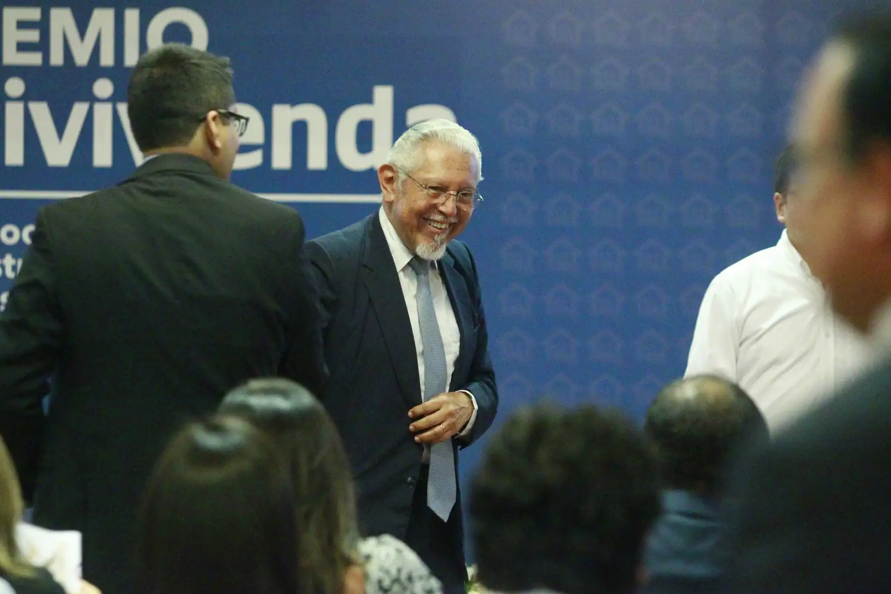 Ministro de Vivienda, Construcción y Saneamiento, Javier Piqué del Pozo entrega premio Mi Vivienda a empresas del sector con mejor desempeño en el 2018.Foto: ANDINA/Eddy Ramos