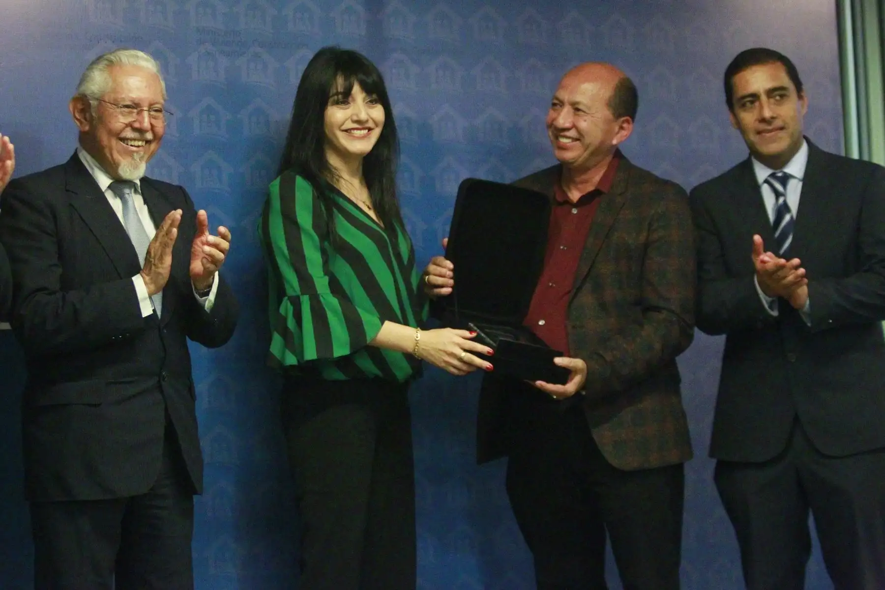 Ministro de Vivienda, Construcción y Saneamiento, Javier Piqué del Pozo entrega premio Mi Vivienda a empresas del sector con mejor desempeño en el 2018, entre ellas DH MONT.Foto: ANDINA/Eddy Ramos
