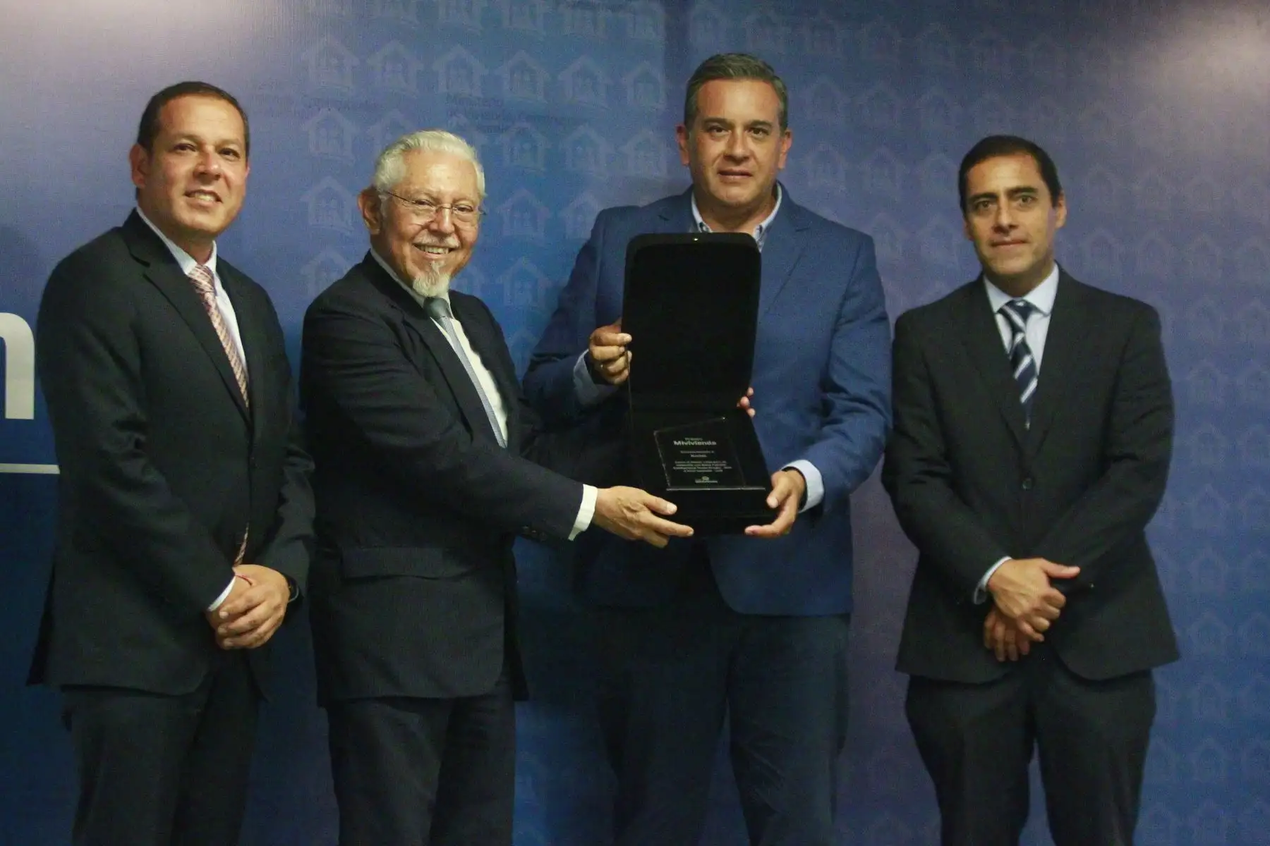 Ministro de Vivienda, Construcción y Saneamiento, Javier Piqué del Pozo entrega premio Mi Vivienda a empresas del sector con mejor desempeño en el 2018.Foto: ANDINA/Eddy Ramos
