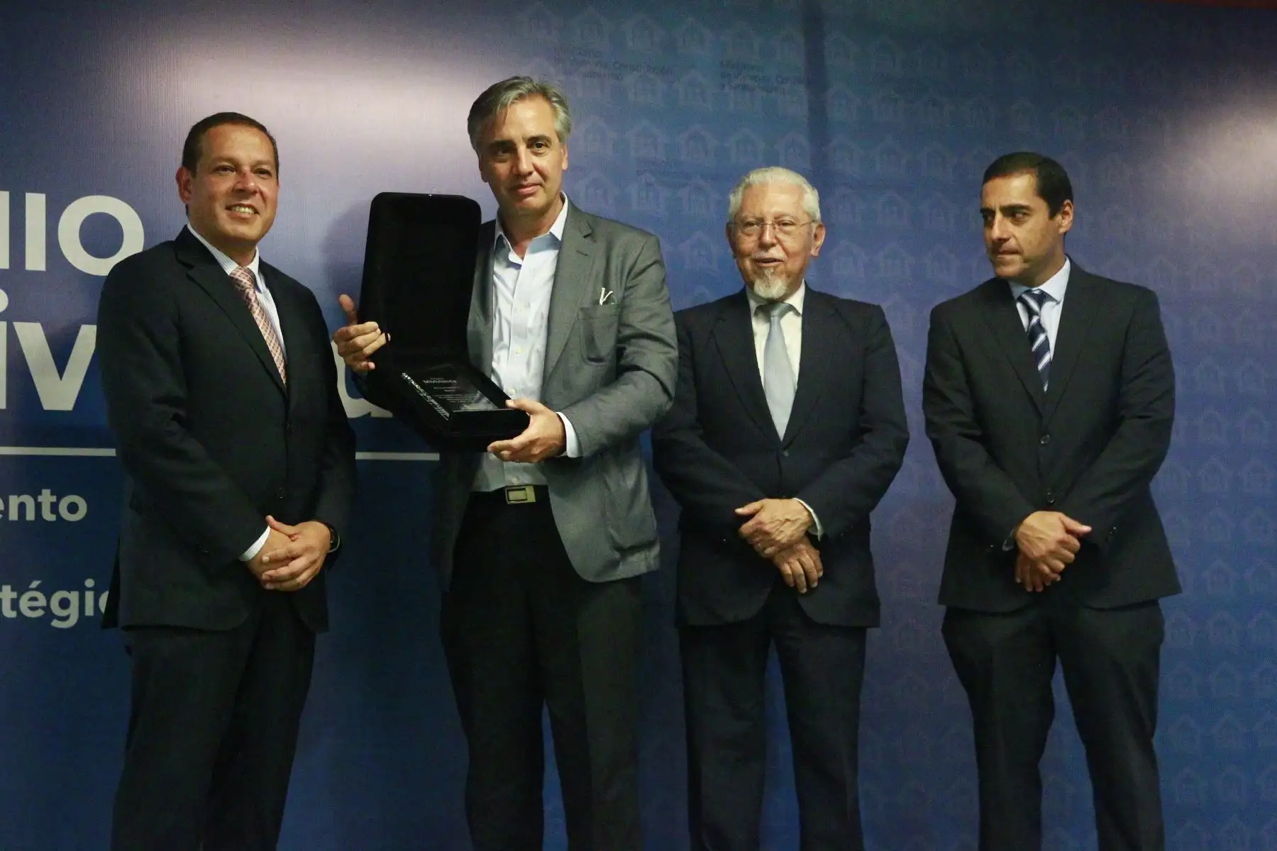 Ministro de Vivienda, Construcción y Saneamiento, Javier Piqué del Pozo entrega premio Mi Vivienda a empresas del sector con mejor desempeño en el 2018.Foto: ANDINA/Eddy Ramos