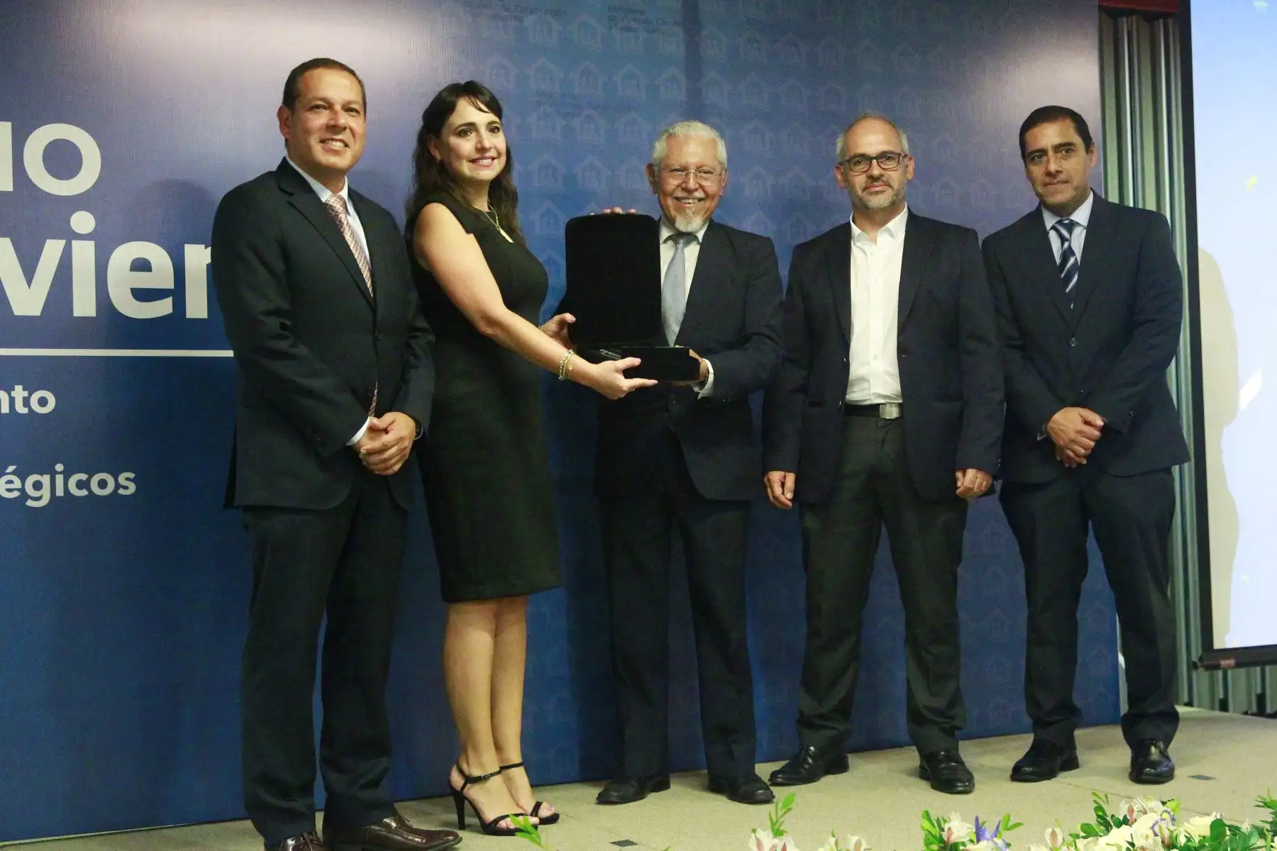 Ministro de Vivienda, Construcción y Saneamiento, Javier Piqué del Pozo entrega premio Mi Vivienda a empresas del sector con mejor desempeño en el 2018.Foto: ANDINA/Eddy Ramos