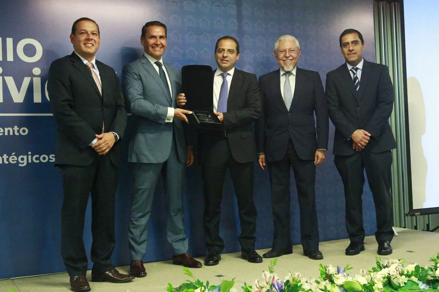 Ministro de Vivienda, Construcción y Saneamiento, Javier Piqué del Pozo entrega premio Mi Vivienda a empresas del sector con mejor desempeño en el 2018.Foto: ANDINA/Eddy Ramos
