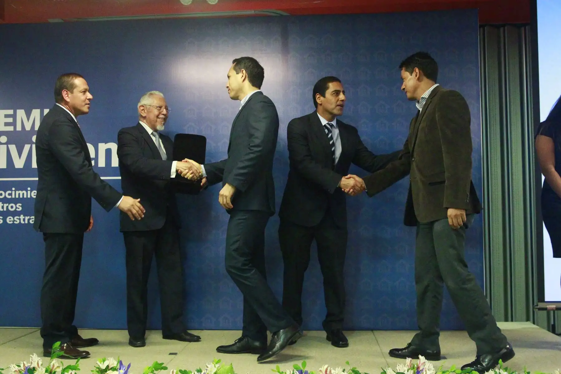 Ministro de Vivienda, Construcción y Saneamiento, Javier Piqué del Pozo entrega premio Mi Vivienda a empresas del sector con mejor desempeño en el 2018.Foto: ANDINA/Eddy Ramos
