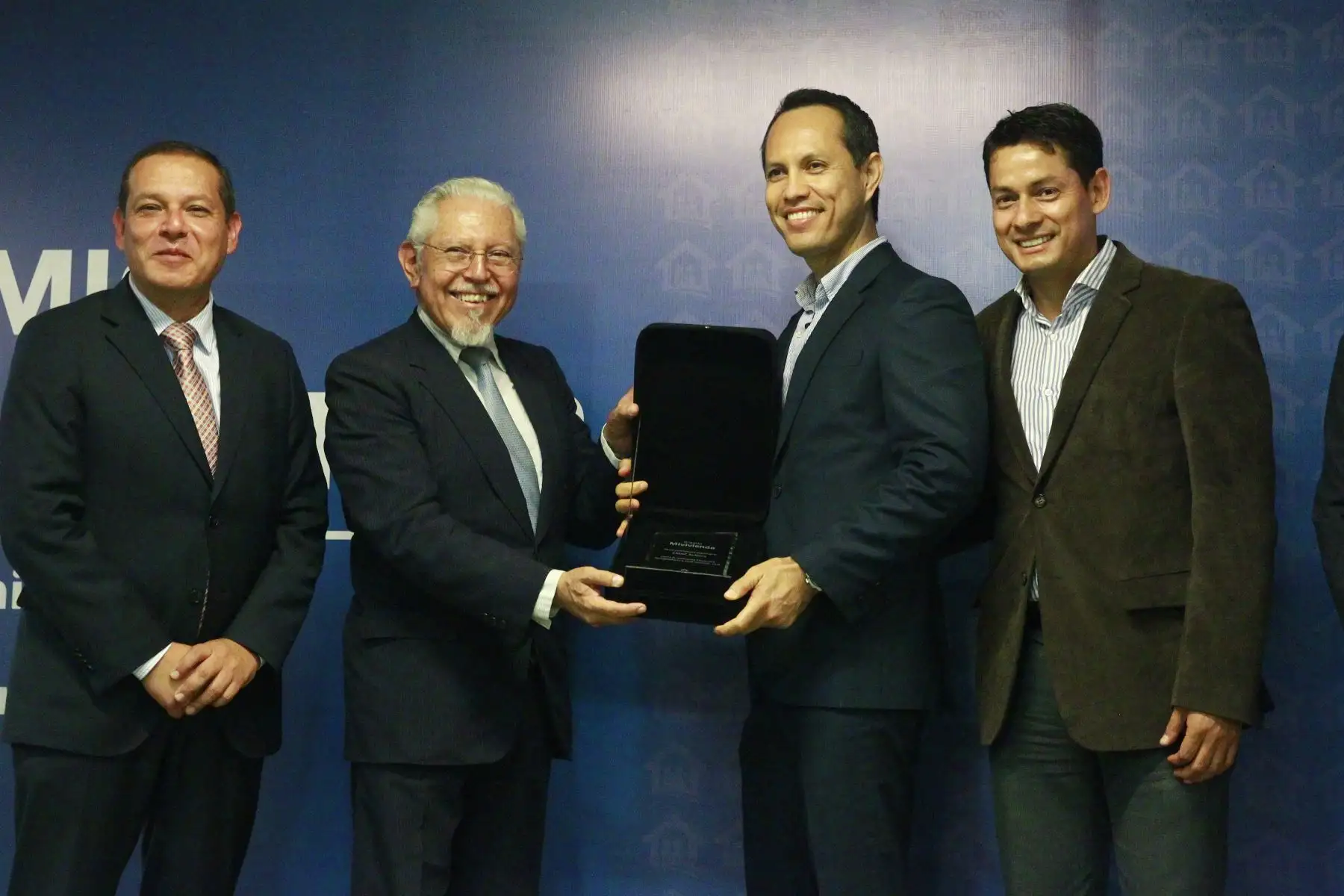 Ministro de Vivienda, Construcción y Saneamiento, Javier Piqué del Pozo entrega premio Mi Vivienda a empresas del sector con mejor desempeño en el 2018.Foto: ANDINA/Eddy Ramos