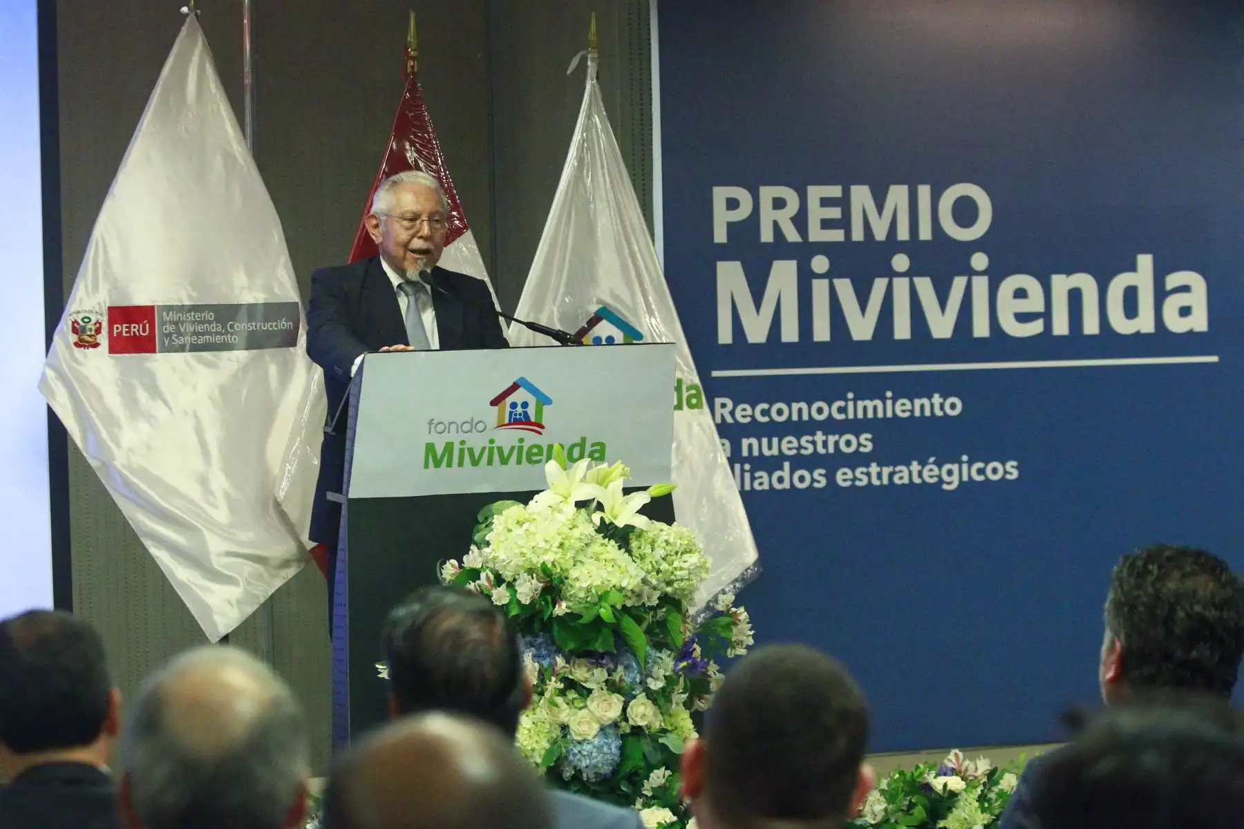 Ministro de Vivienda, Construcción y Saneamiento, Javier Piqué del Pozo entrega premio Mi Vivienda a empresas del sector con mejor desempeño en el 2018.Foto: ANDINA/Eddy Ramos