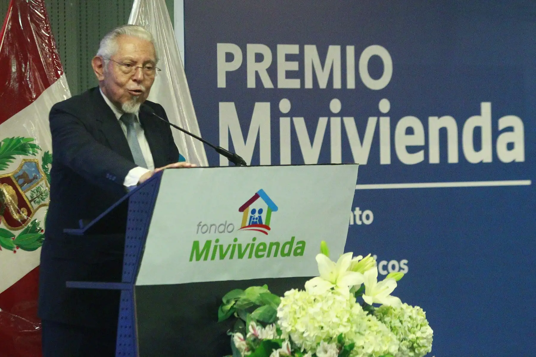 Ministro de Vivienda, Construcción y Saneamiento, Javier Piqué del Pozo entrega premio Mi Vivienda a empresas del sector con mejor desempeño en el 2018.Foto: ANDINA/Eddy Ramos