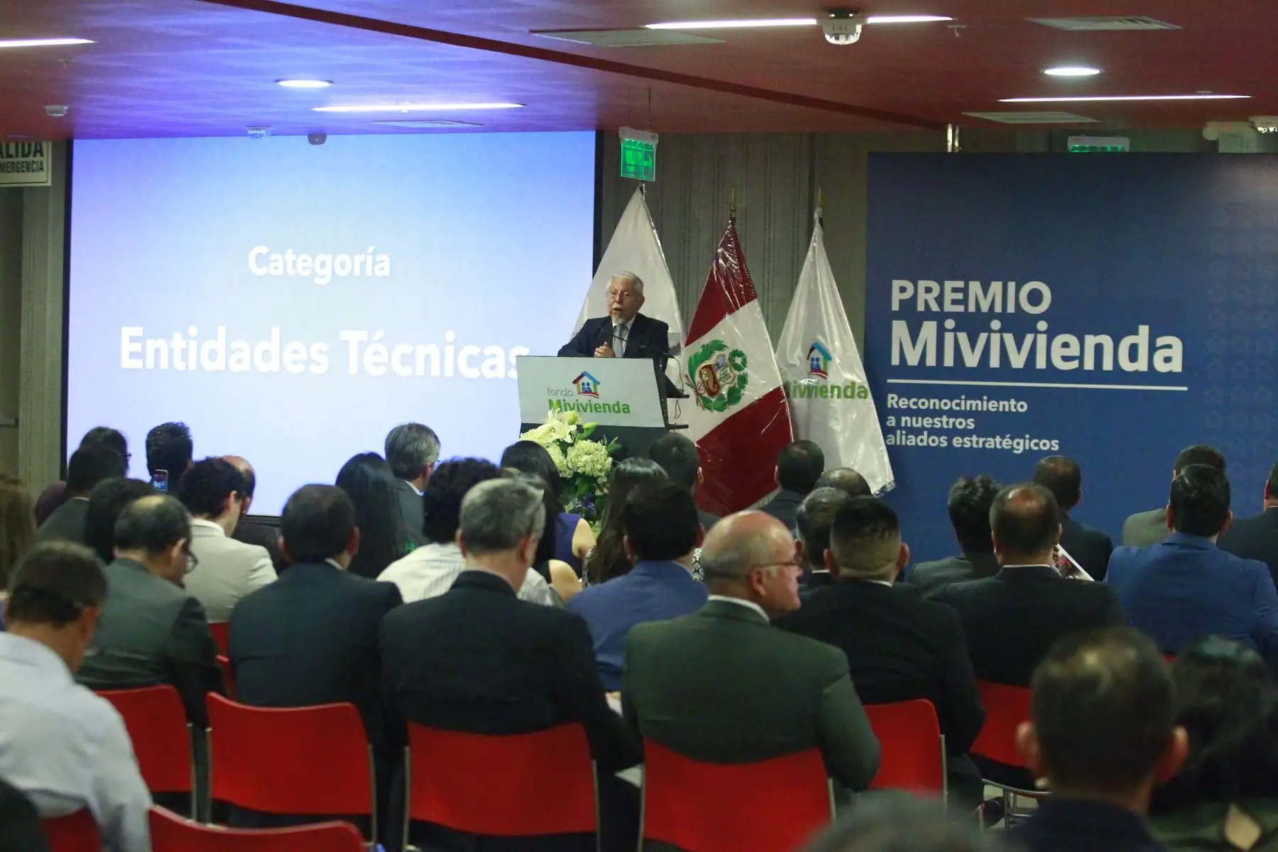 Ministro de Vivienda, Construcción y Saneamiento, Javier Piqué del Pozo entrega premio Mi Vivienda a empresas del sector con mejor desempeño en el 2018.Foto: ANDINA/Eddy Ramos