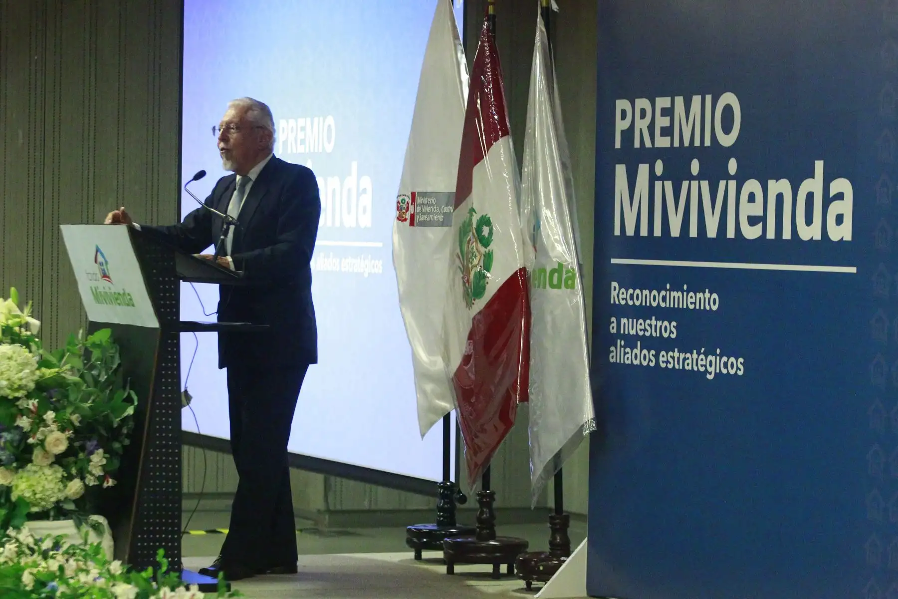Ministro de Vivienda, Construcción y Saneamiento, Javier Piqué del Pozo entrega premio Mi Vivienda a empresas del sector con mejor desempeño en el 2018.Foto: ANDINA/Eddy Ramos