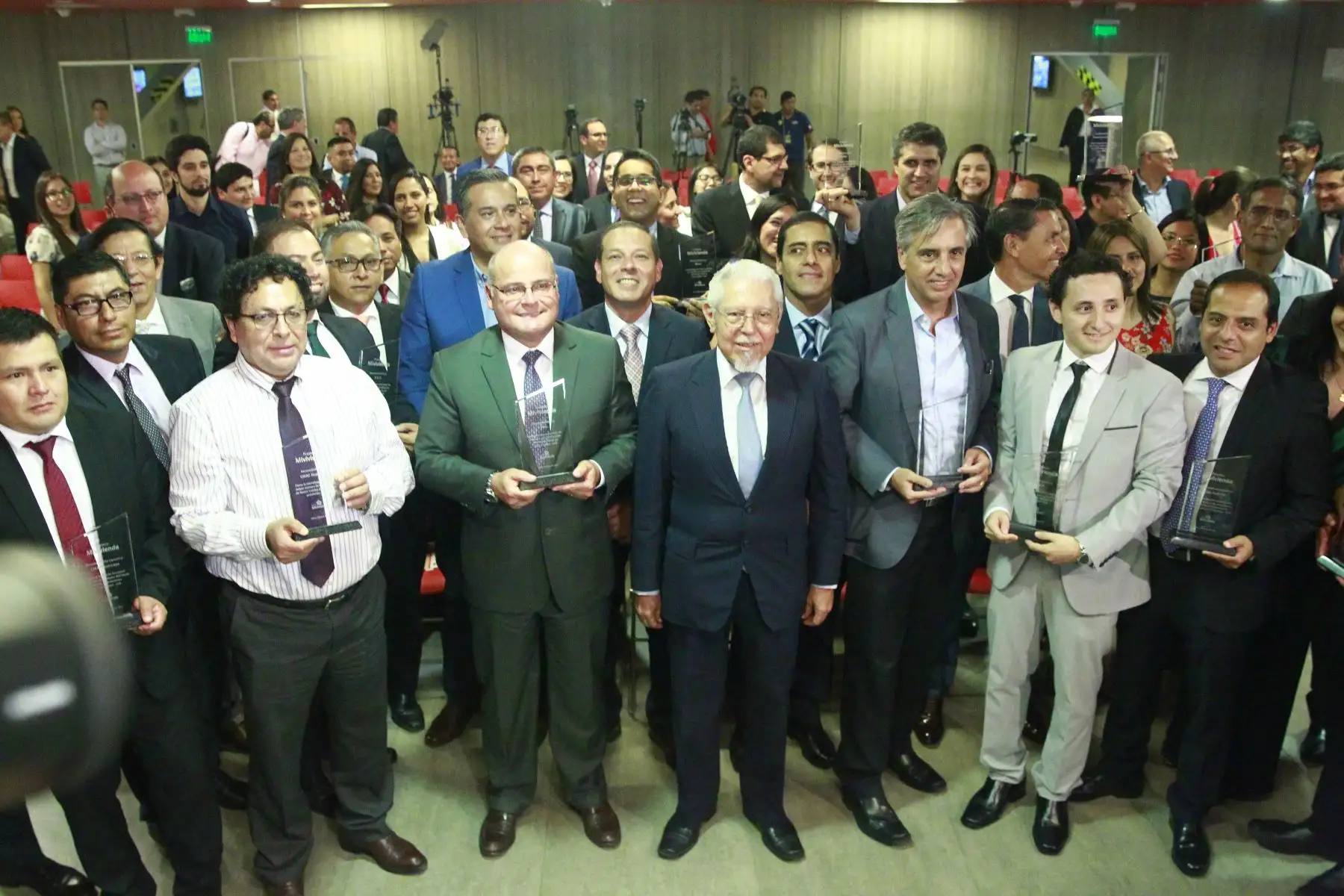 Ministro de Vivienda, Construcción y Saneamiento, Javier Piqué del Pozo entrega premio Mi Vivienda a empresas del sector con mejor desempeño en el 2018.Foto: ANDINA/Eddy Ramos