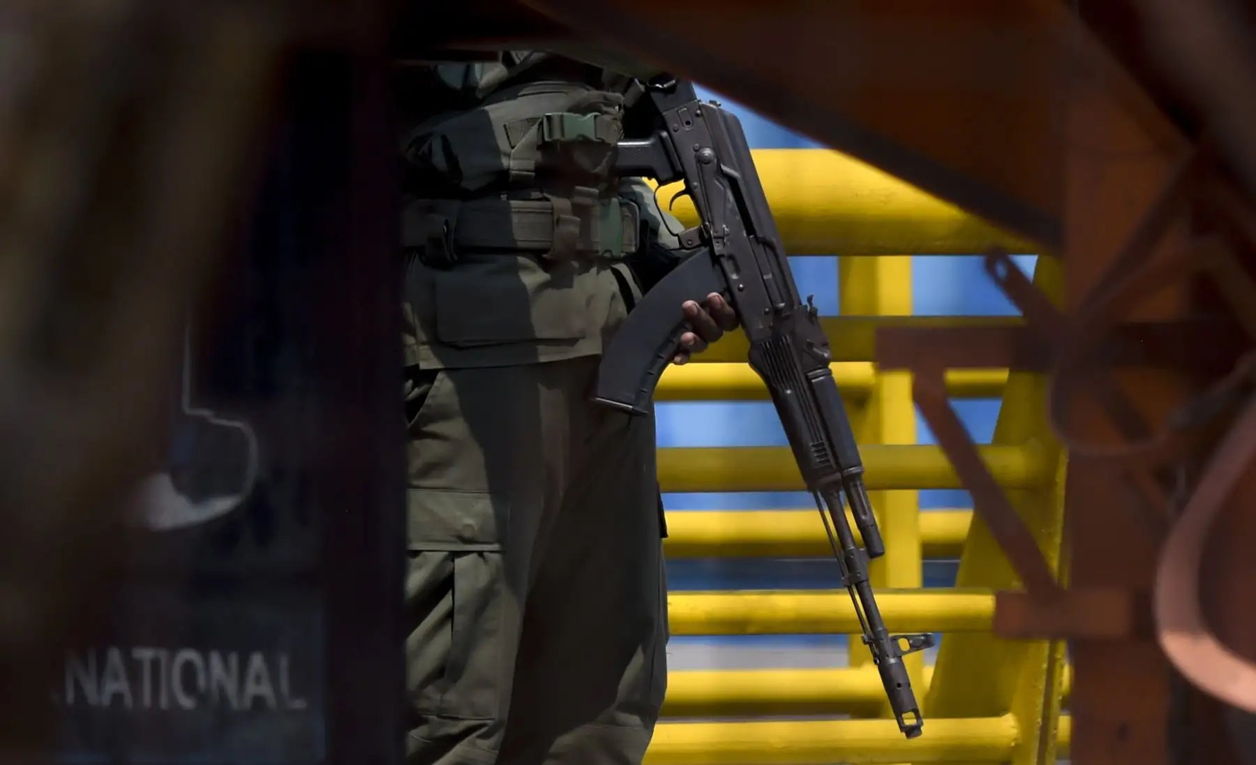Un oficial militar venezolano hace guardia cuando los contenedores bloquean el puente Tienditas, que une Tachira, Venezuela y Cucuta, Colombia. Foto: AFP
